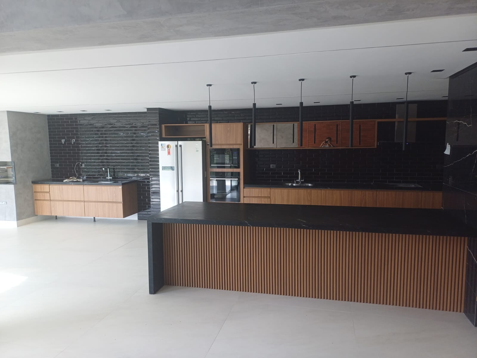 Cozinha e área gourmet em Granito Via Láctea escovado