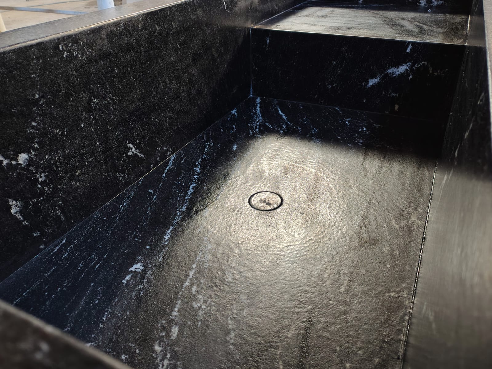 Detalhe cuba esculpida Granito preto via láctea escovado