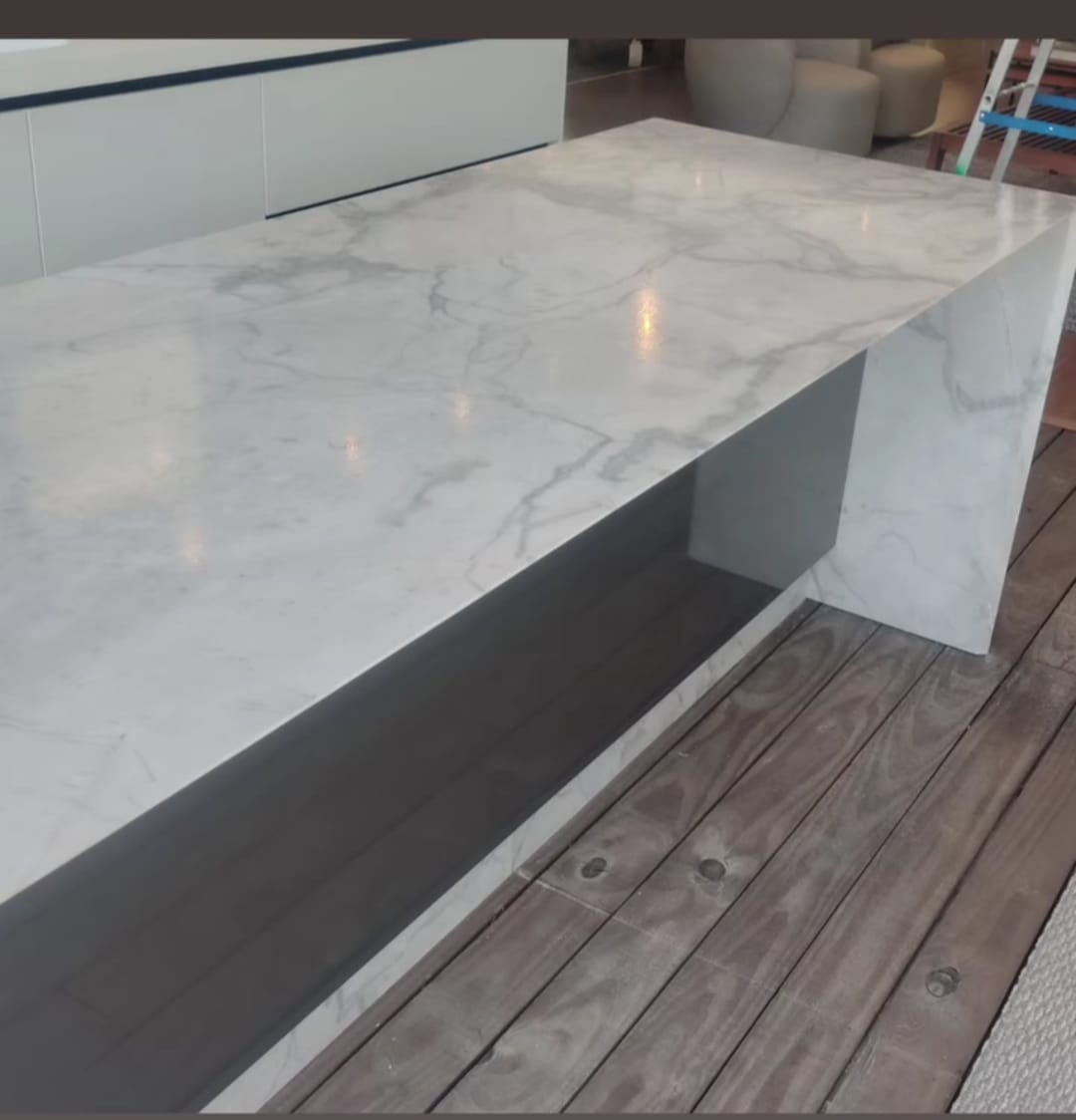 Mesa em mármore Carrara